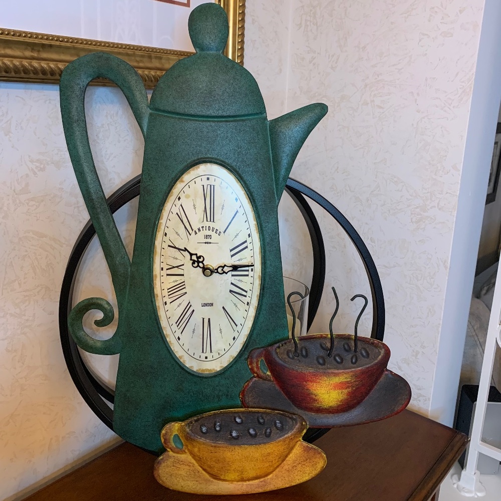 Green Coffee Pot with Cups Clock